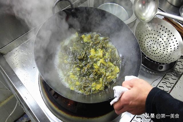 厨师长教你在家做正宗酸菜鱼，肉嫩汤鲜酸辣开胃，看着直咽口水